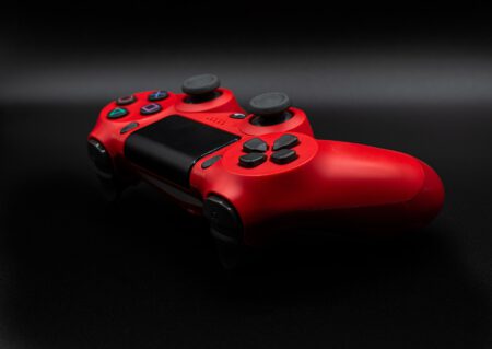 Lange Wartung sorgt vor eFootball 2024 für Frust Roter Playstation 5-Controller