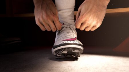 40 Millionen Dollar: Cristiano Ronaldo investiert in UFL Ein Spieler schnürrt seinen Fußballschuh.