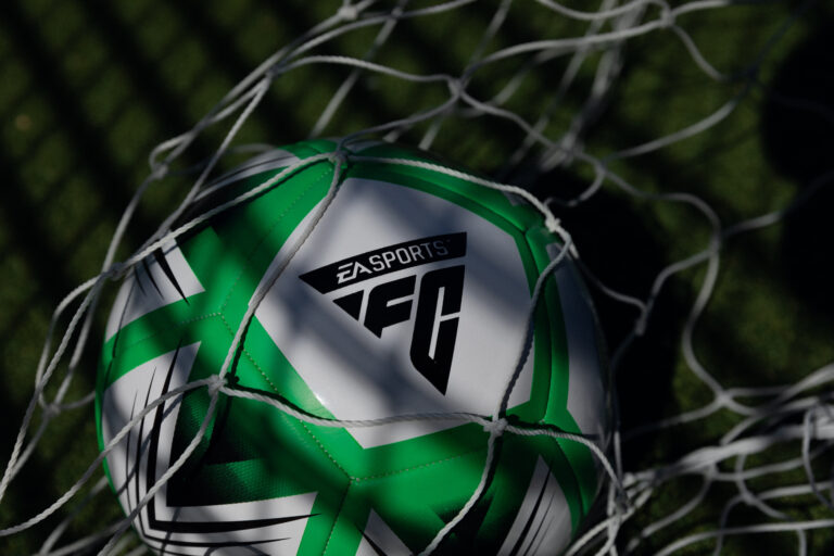 Ball mit EA FC Logo zappelt im Netz