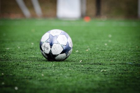 Champions League Ball liegt auf dem Rasen