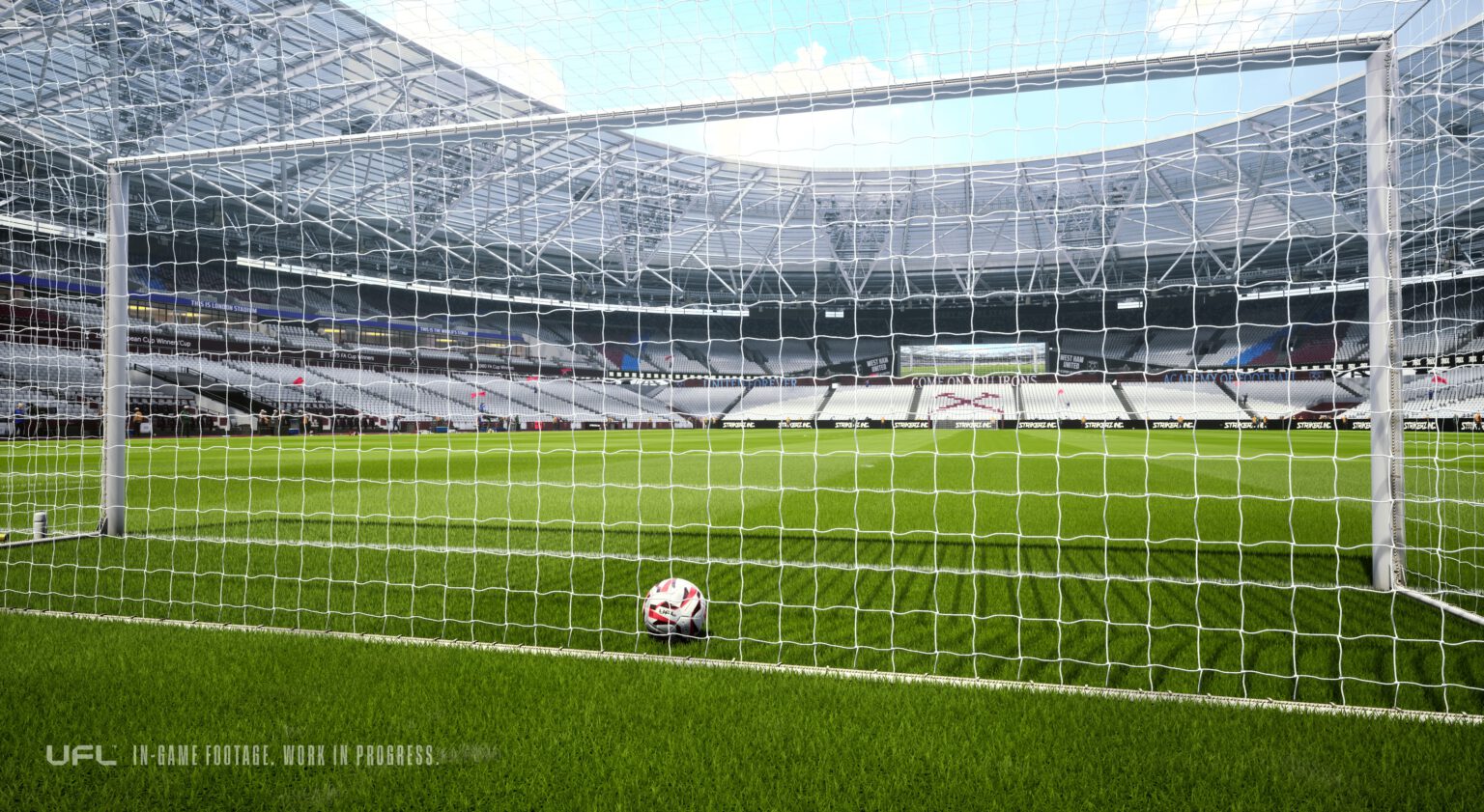 Ein Fußballtor in UFL, darin liegt ein Ball.