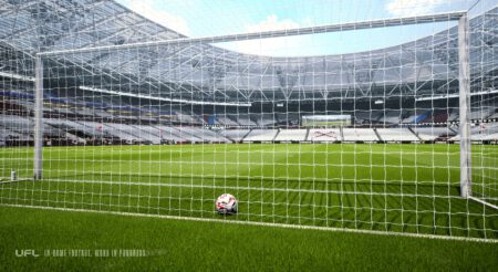 Ein Fußballtor in UFL, darin liegt ein Ball.