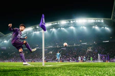 Football Manager Key Art. Ein Spieler bei einem Eckstoß.