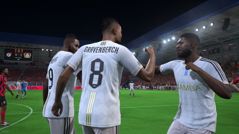 Gravenberch feier mit Teamkollegen in UFL einen Sieg.