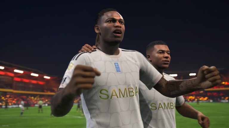 Leao jubelt in UFL mit Mbappe, beide haben ein weißes adidas-Trikot an.